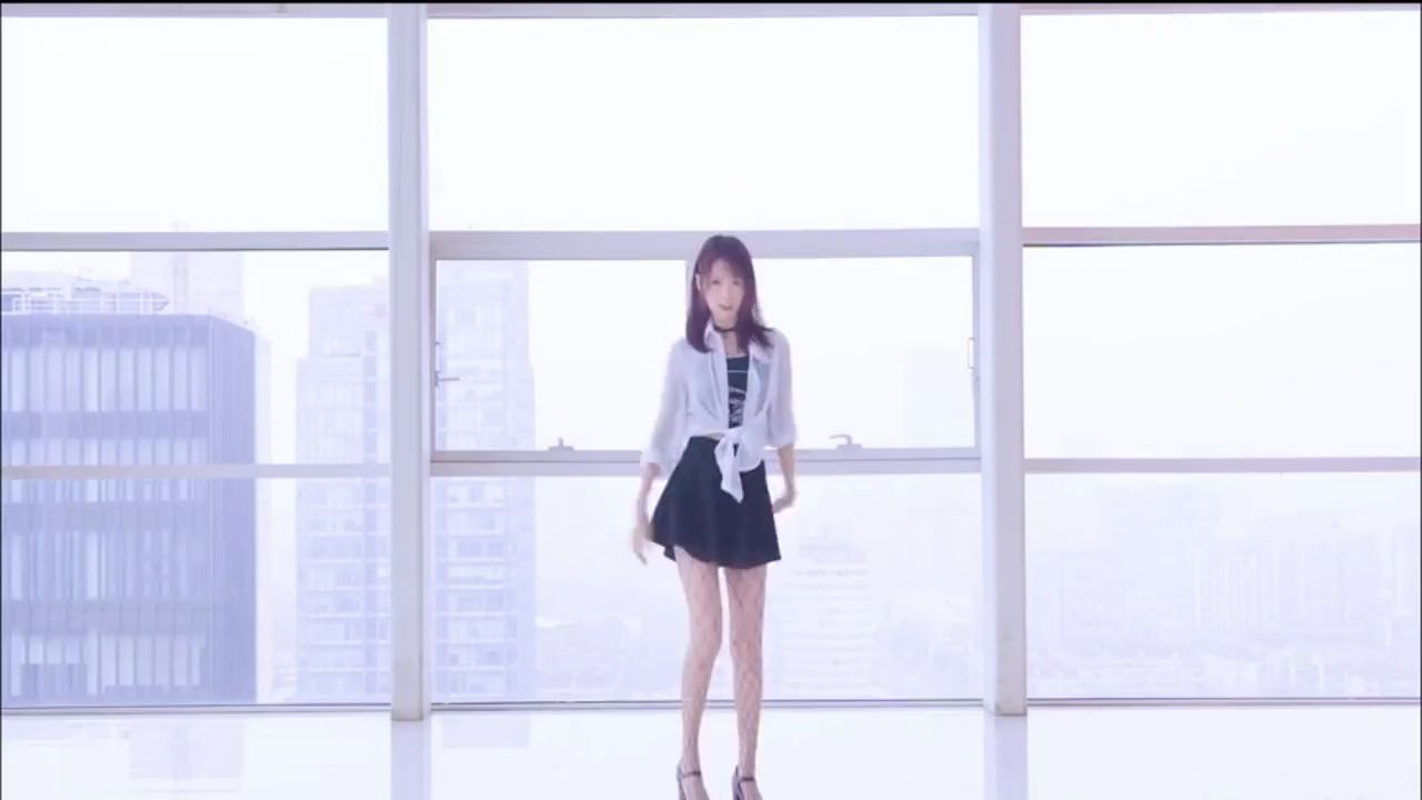 这么性感可爱的美女,谁看一眼都会爱上她!
